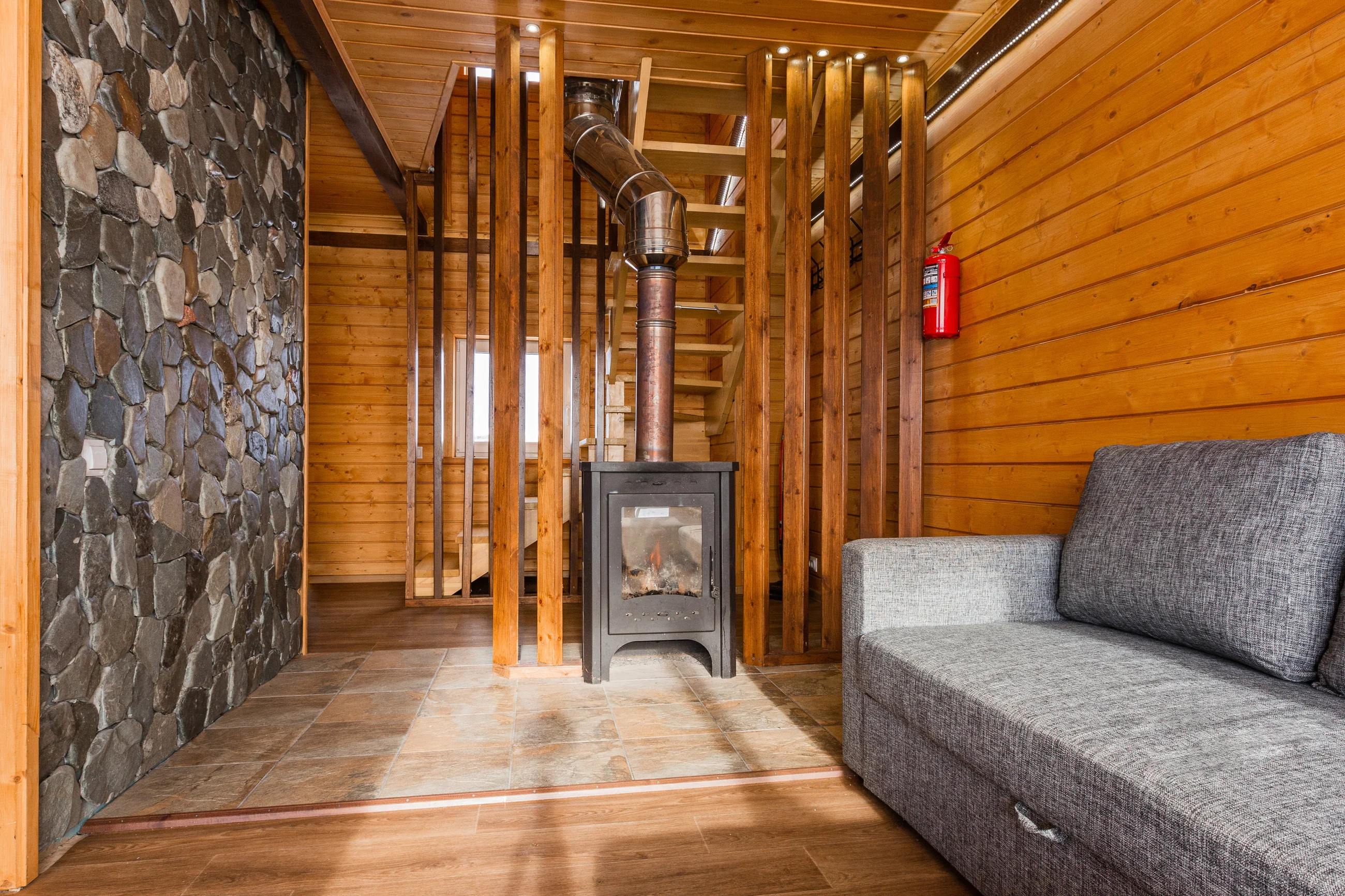 Спальня в двухэтажном коттедже Tundra House