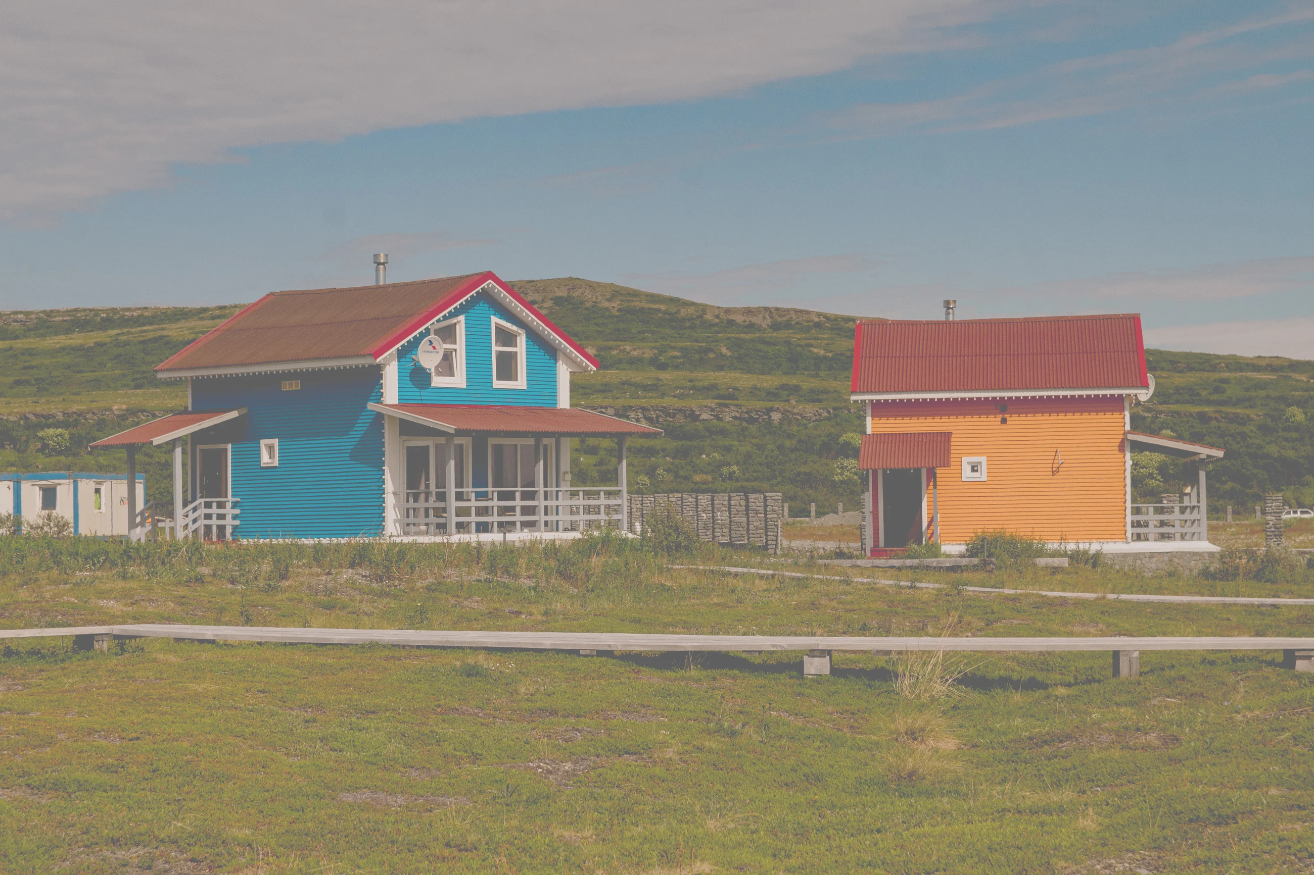 Коттеджи Tundra House на берегу моря осенью