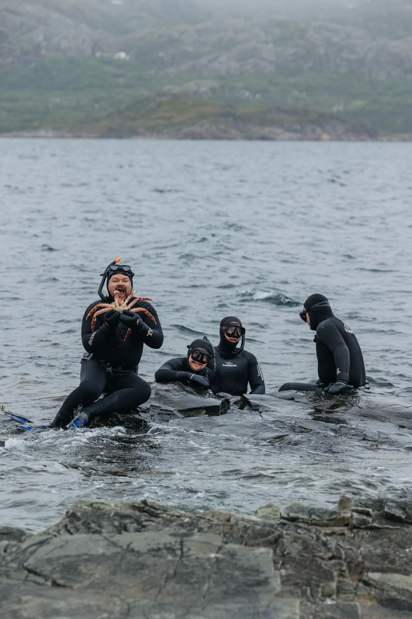 Фридайвер в прозрачной воде Баренцева моря